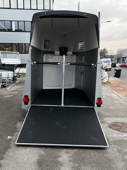 Van Equitos alu 2000 équipé avec sellerie