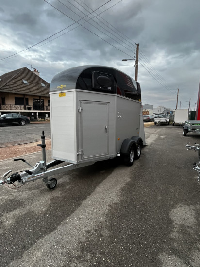Van Equitos alu 2000 équipé avec sellerie
