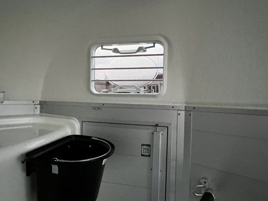 Van Equitos alu 2000 équipé avec sellerie
