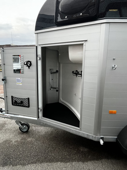 Van Equitos alu 2000 équipé avec sellerie